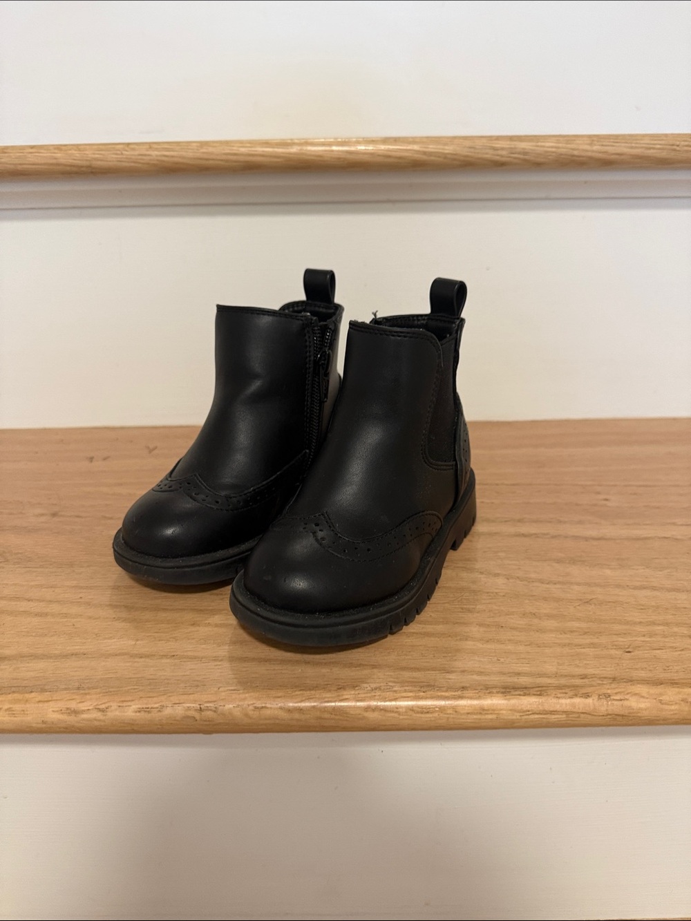 Gap Size 7 Toddler Black Chelsea Boots - Classic Scalloped Detail
